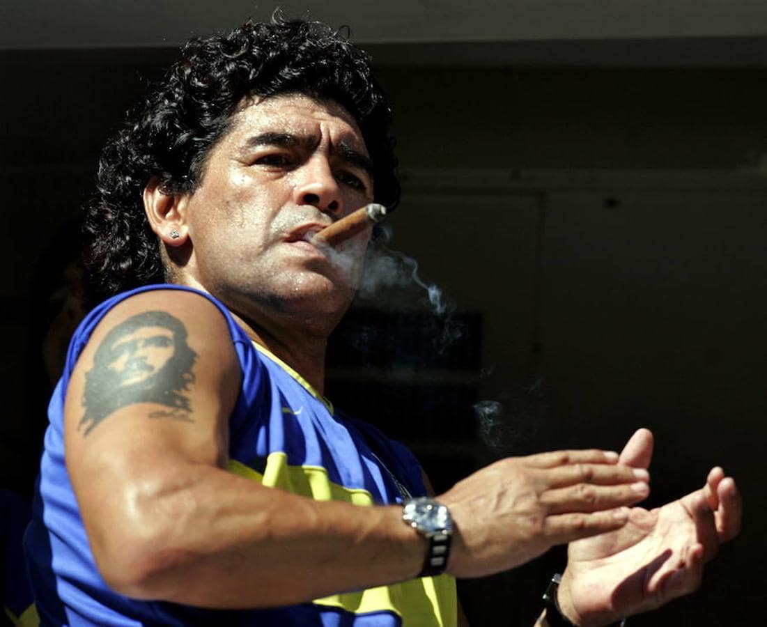 Con las polémicas de Diego Armando Maradona da, como mínimo, para un serial de Netflix. El exfutbolista fue detenido en Italia por posesión de drogas en 1991. Un hecho que lo llevó a ser sancionado en el Calcio y significó el fin de su carrera en el Nápoles. Tres años más tarde, en 1994, disparó un fusil de aire comprimido contra unos periodistas. Una acción por la que fue condenado a dos años de cárcel, aunque quedó en libertad condicional.