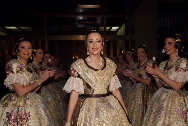 Fotos de la fallera mayor de Valencia 2018 Rocío Gil con su espolín marrón para la exaltación