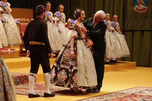 Tradición. El alcalde coloca la banda a la fallera mayor en presencia de Fuset. 