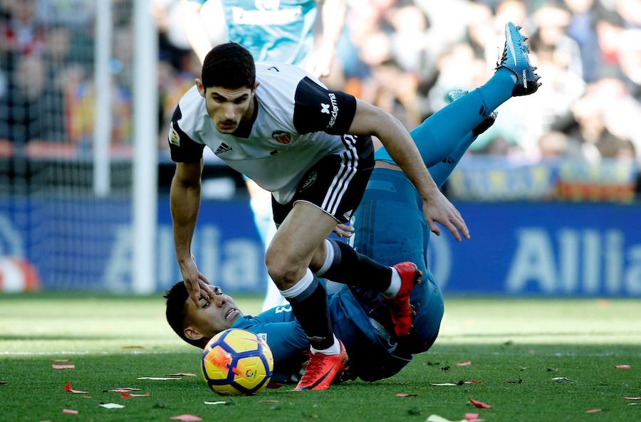 El Real Madrid venció a domicilio por 1-4 al Valencia en Mestalla en la jornada 21 del campeonato liguero. Cristiano anotó un doblete de penalti y Mina recortó distancias pero los goles de Marcelo y Kroos terminaron por dar la victoria al cuadro blanco.