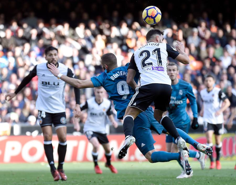 El Real Madrid venció a domicilio por 1-4 al Valencia en Mestalla en la jornada 21 del campeonato liguero. Cristiano anotó un doblete de penalti y Mina recortó distancias pero los goles de Marcelo y Kroos terminaron por dar la victoria al cuadro blanco.