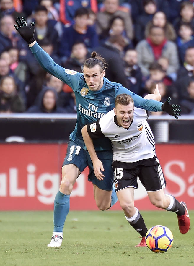 El Real Madrid venció a domicilio por 1-4 al Valencia en Mestalla en la jornada 21 del campeonato liguero. Cristiano anotó un doblete de penalti y Mina recortó distancias pero los goles de Marcelo y Kroos terminaron por dar la victoria al cuadro blanco.