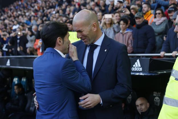Marcelino y Zidane se saludan al inicio del choque en Mestalla. 