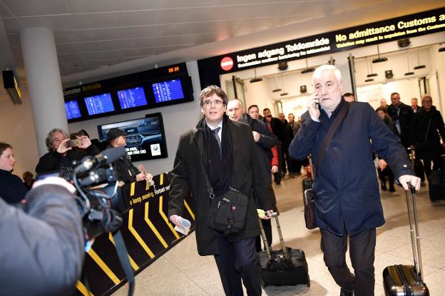 Carles Puigdemont, el
pasado martes en
el aeropuerto de
Copenhague.
