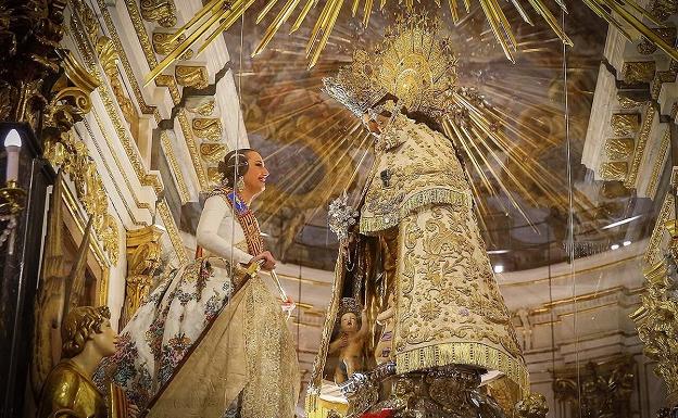 Rocío Gil, ante la Virgen de los Desamparados.