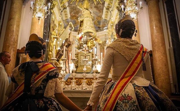 Daniela y Rocío, ante la Virgen de los Desamparados.