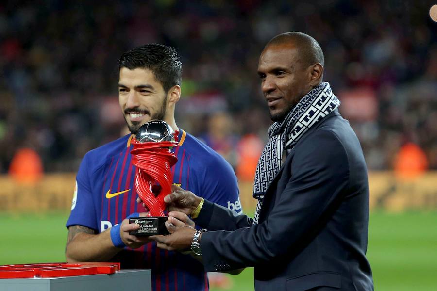 El líder remontó un gol del Alavés con goles de Luis Suárez y Messi, pero el árbitro se equivocó en dos jugadas clave a favor de los locales.