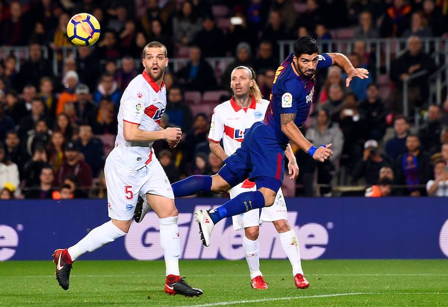 El líder remontó un gol del Alavés con goles de Luis Suárez y Messi, pero el árbitro se equivocó en dos jugadas clave a favor de los locales.