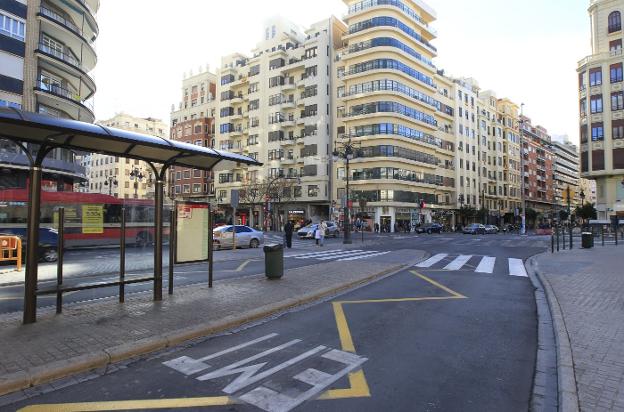 Una de las paradas de la EMT en la plaza de San Agustín. 