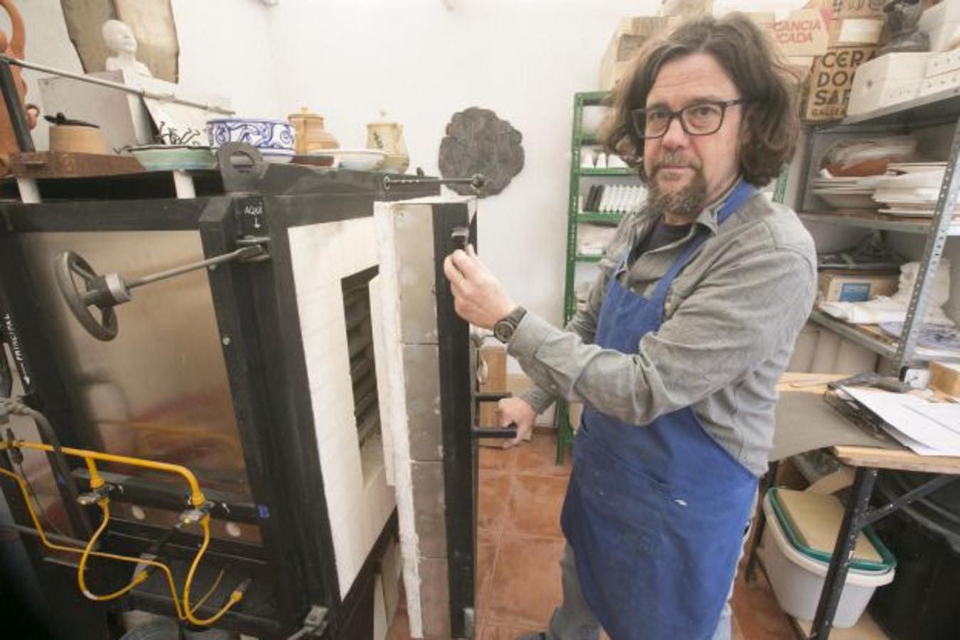 Su creatividad ha encontrado el entorno ideal en la quietud de Masías. Aquí un horno de gas, allá la balanza de la precisión...El artista convirtió la casa en loft y la adaptó a sus necesidades.