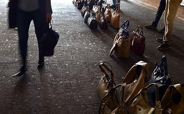 Un hombre encuentra 50 décimos premiados de la lotería de 'El Niño' en un bolso comprado en un kiosco y los entrega a la Policía Nacional