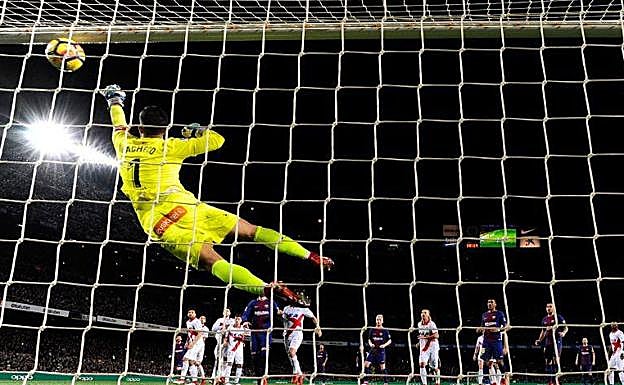 Pacheco no puede evitar el golazo de Messi tras un golpe franco precedido por un fuera de juego de Paco Alcácer. 