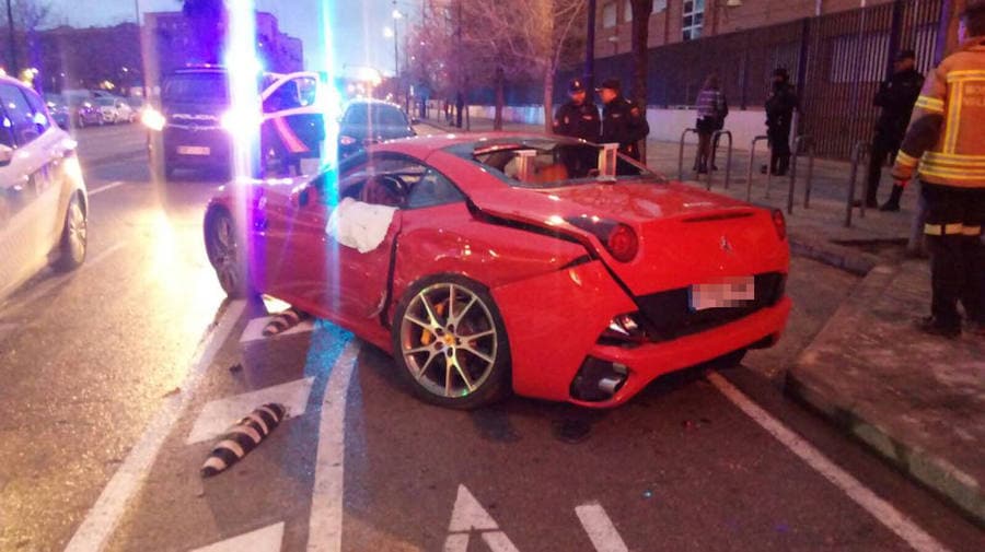 El Ferrari después de la colisión en la avenida Baleares.