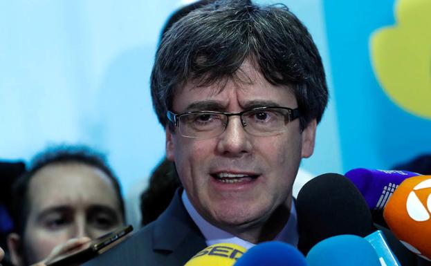 Puigdemont habla con los periodistas. 