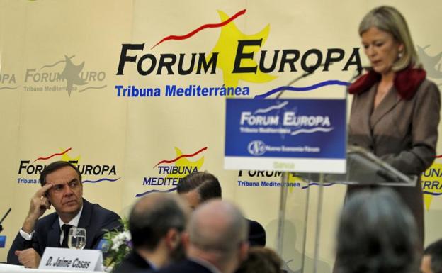 La consellera de Justicia, Gabriela Bravo, imparte una conferencia en el Fórum Europa Tribuna Mediterránea, presentada por el presidente de la Audiencia Nacional, Jose Ramón Navarro (izqda).