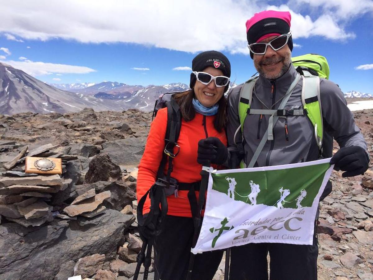 Cada cima que alcanzan Carmen González-Meneses y Javier Oliver, un matrimonio de Rocafort, sirve para ayudar en la investigación oncológica. Su proyecto se llama 'Encordados por la vida' y el siguiente reto le llevará a él hasta el Everest. 