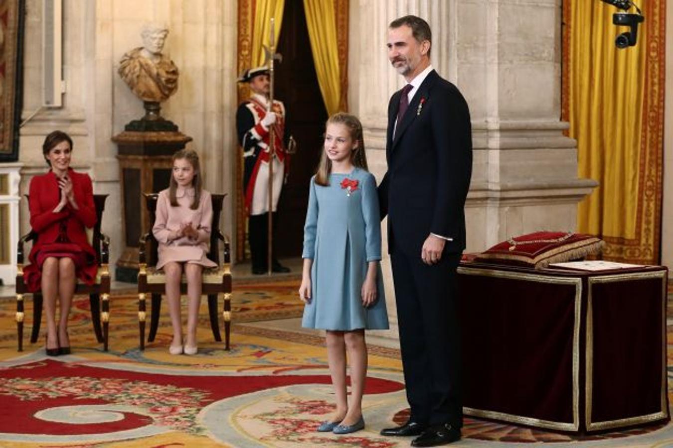 El rey Felipe VI ha aprovechado la celebración de su cincuenta cumpleaños para imponer a su hija Leonor el Toisón de Oro, símbolo del «compromiso personal e institucional con España». La princesa no ha tomado la palabra durante el acto, donde su padre ha remarcado las «exigencias» y responsabilidades que implica su condición de Heredera.