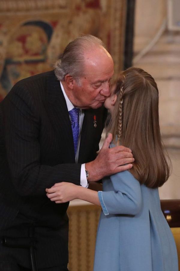 El rey Felipe VI ha aprovechado la celebración de su cincuenta cumpleaños para imponer a su hija Leonor el Toisón de Oro, símbolo del «compromiso personal e institucional con España». La princesa no ha tomado la palabra durante el acto, donde su padre ha remarcado las «exigencias» y responsabilidades que implica su condición de Heredera.