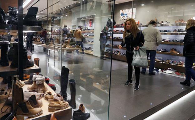 Comercios y compradores valencianos en el inicio de la pasada campaña navideña.