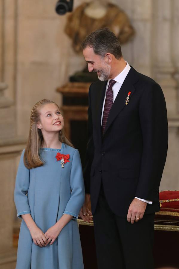 El Rey Felipe VI impone a la Princesa de Asturias el Collar del Toisón de Oro la máxima distinción que concede la Familia Real española.