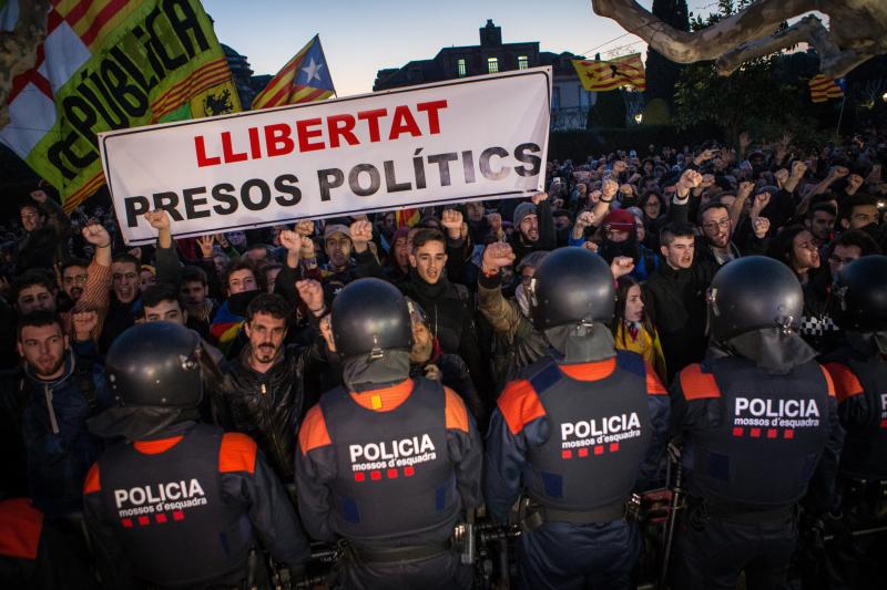 Un grupo de independentistas ha intentado derribar las vallas que protegen la puerta principal de acceso a la cámara catalana