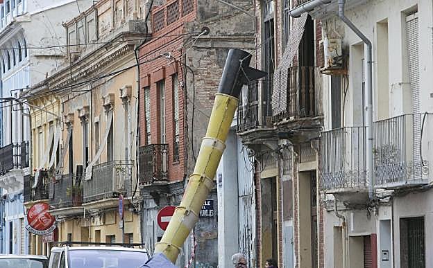 Edificio en rehabilitación en una calle del Cabanyal, esta semana. 