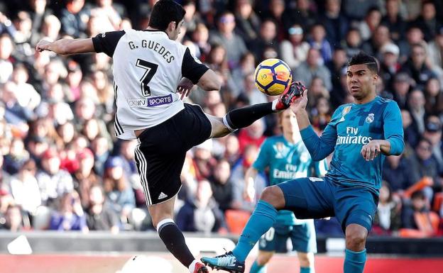 Guedes golpea un balón en el partido contra el Madrid.