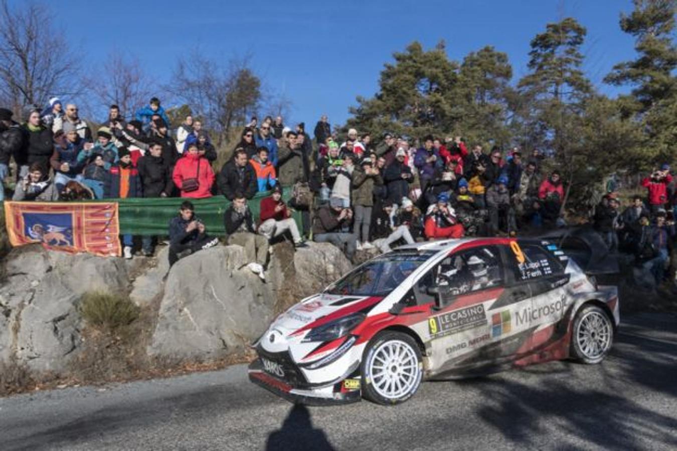 8. El público anima al Toyota Yaris de Lappi.