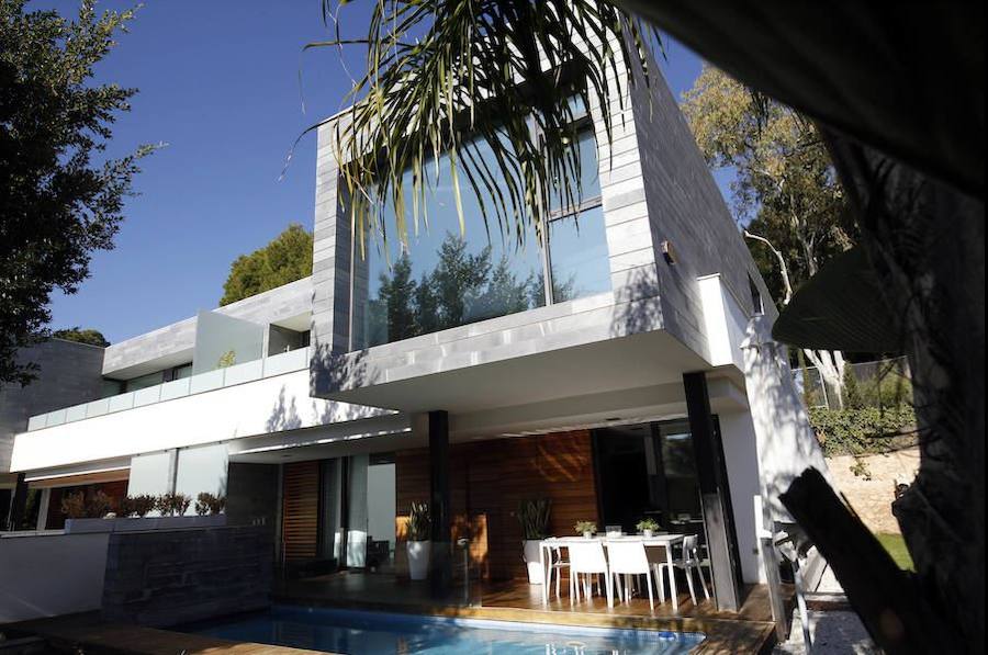 La vivienda, de corte moderno y que está distribuida en diferentes volúmenes, capta la atención de los que pasan por allí. Las estancias traseras disfrutan de unas vistas privilegiadas al Club de Campo.