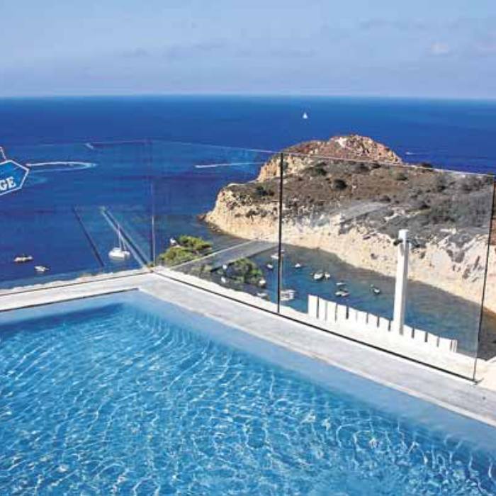 Y con una espectacular piscina desbordante que se funde con el paisaje de la Cala Sardinera, en Xàbia.
