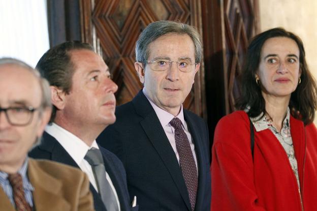 Margarita Soler, presidenta del Consell Jurídic Consultiu, junto a otros miembros del órgano. 