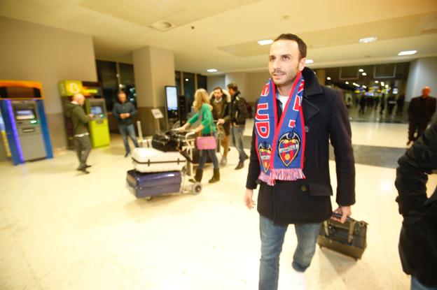 Pazzini, con la bufanda del Levante nada más aterrizar anoche en Manises. 