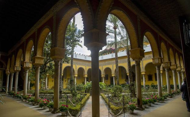 Imagen de uno de los patios interiores del Palacio de Dueñas. 