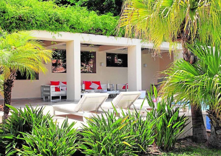 La zona de la piscina estaba totalmente hundida, la nivelaron con el resto del terreno. El suelo, tanto del interior como del exterior, es de piedra Ulldecona.