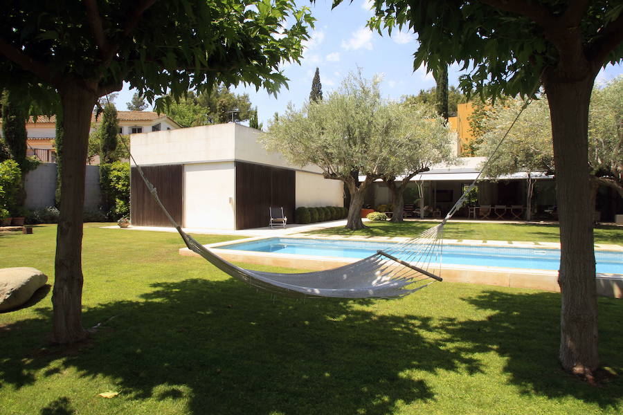 María José quería hacer una casa plana y por ello no dudó en adaptar un terreno que tenía cierto desnivel. «Hicimos una vivienda en una planta con un jardín plano y muy mediterráneo; no queríamos nada tropical. Es una casa muy agradable de vivir, porque tiene mucha luz. El interior y el exterior conjugan perfectamente, hay un ambiente dentro del otro. La idea era tener el jardín dentro de la casa», cuenta.