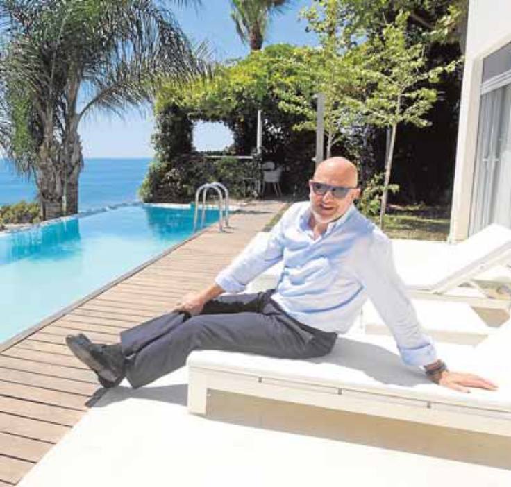 Chimo Serrano | En una privilegiada parcela del término municipal de Oropesa se encuentra la casa de verano del notario valenciano Chimo Serrano. Una propiedad abierta y luminosa de líneas despejadas que fue construida en el año 2004 con diseño de Jaime Sanahuja e interiorismo de Salvador Villalba.