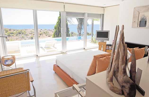 La piscina desbordante está rodeada por un jardín mediterráneo que se fusiona con el azul del mar.