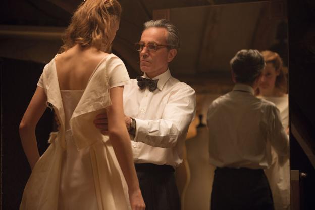 Vicky Krieps y Daniel Day-Lewis en 'El hilo invisible' . 