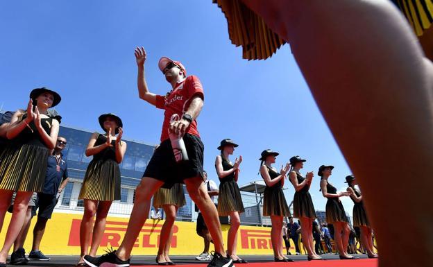 El presidente de MotoGP afirma que mantendrá las azafatas de parrilla