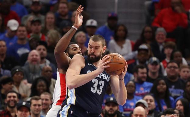 Marc Gasol protege el balón ante Andre Drummond (Pistons).