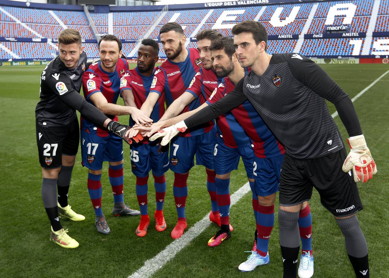 El Levante UD ha presentado este viernes sus nuevos fichajes, los futbolistas Armando Sadiku, Giampaolo Pazzini, Rubén Rochina, Coke Andújar, Fahad Al-Muwallad y, para la portería, a Koke Vegas e Iván Villar.