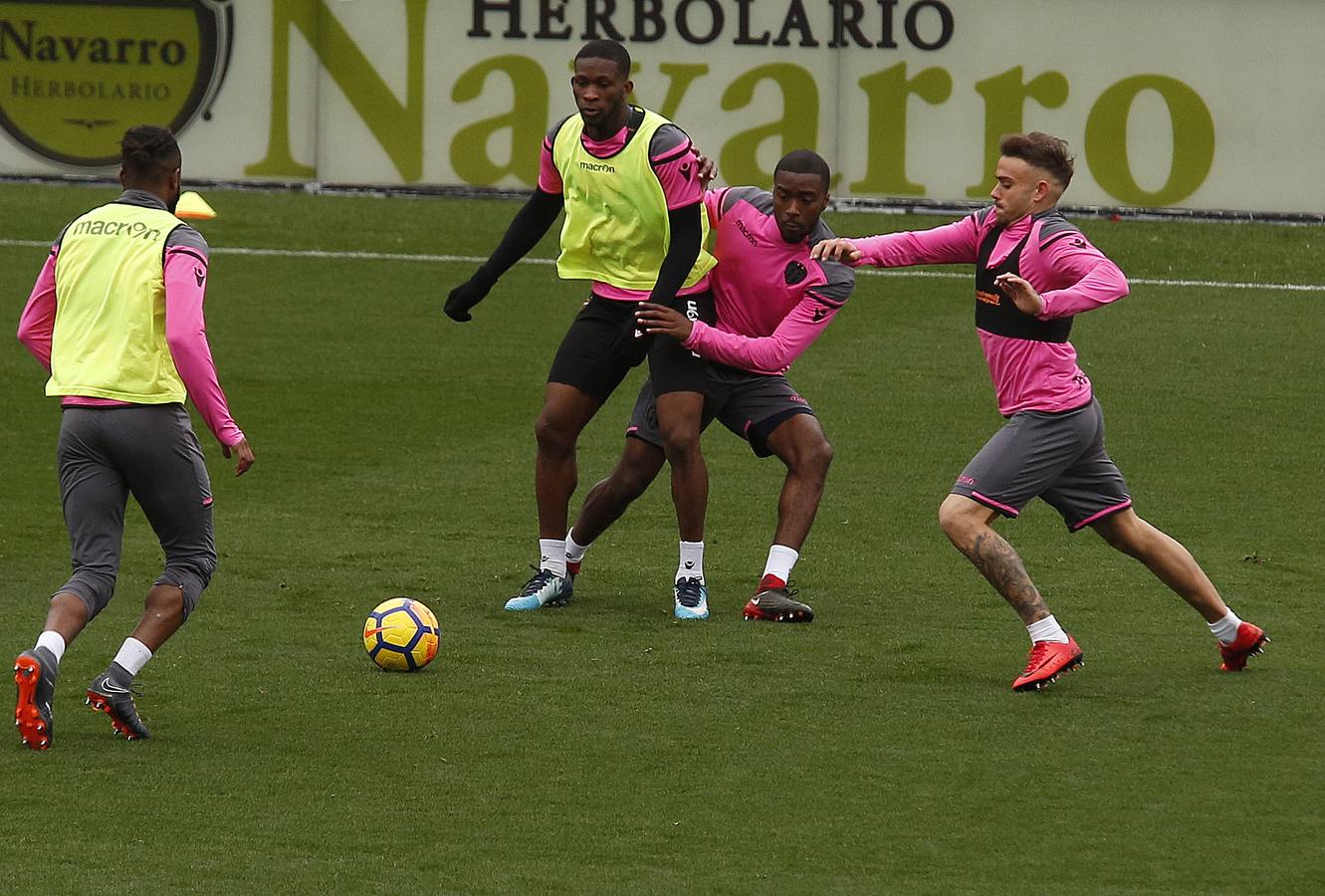 El Levante UD ha presentado este viernes sus nuevos fichajes, los futbolistas Armando Sadiku, Giampaolo Pazzini, Rubén Rochina, Coke Andújar, Fahad Al-Muwallad y, para la portería, a Koke Vegas e Iván Villar.