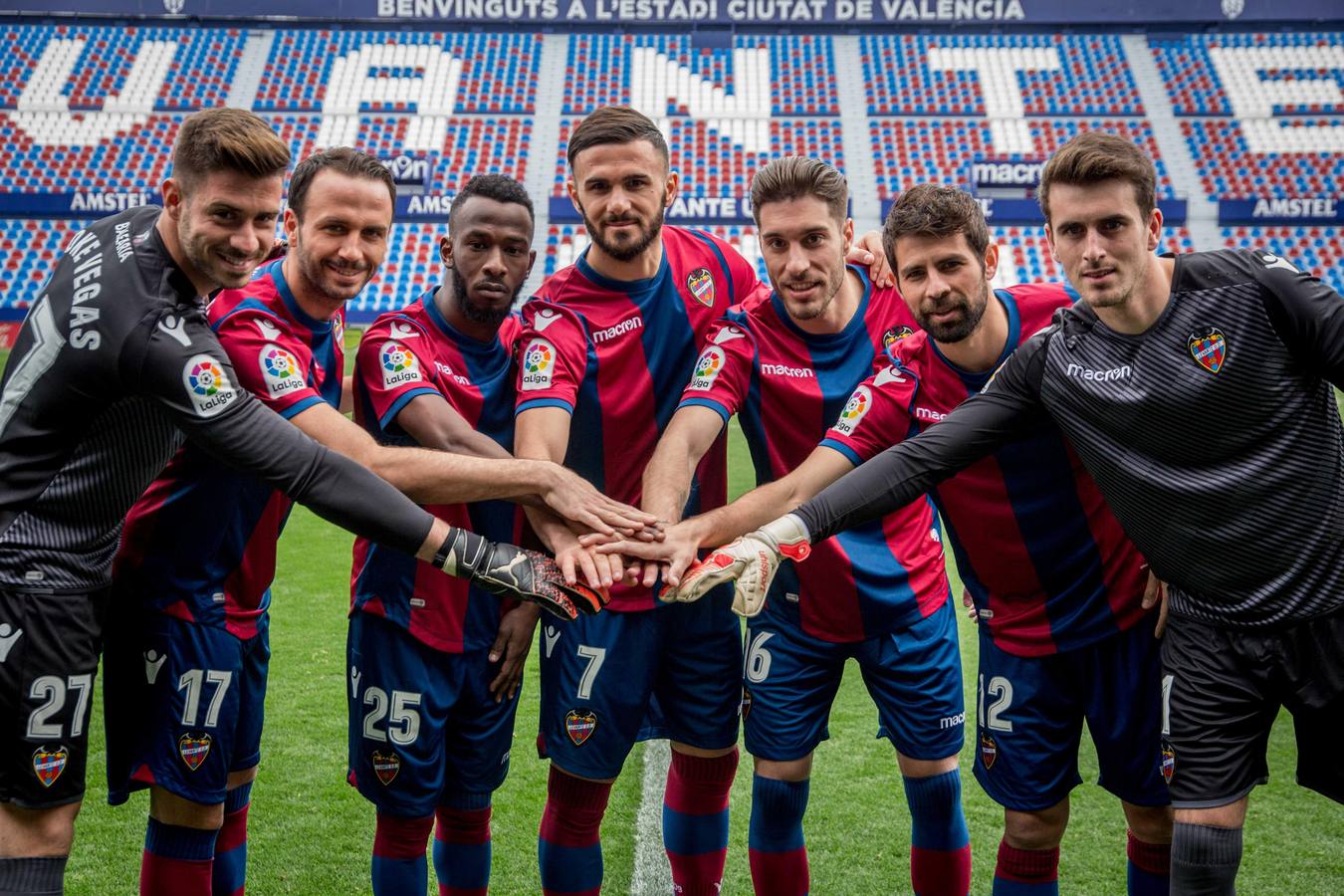 El Levante UD ha presentado este viernes sus nuevos fichajes, los futbolistas Armando Sadiku, Giampaolo Pazzini, Rubén Rochina, Coke Andújar, Fahad Al-Muwallad y, para la portería, a Koke Vegas e Iván Villar.