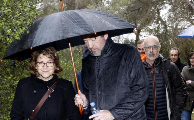 A la intemperie. La consellera Cebrián, a cubierto, mientras Álvaro queda a merced de los elementos. 