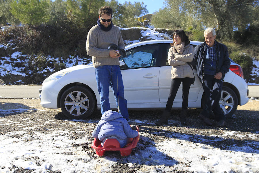 Muchos valencianos han aprovechado el fin de semana para acercarse a disfrutar de la nieve caída en los últimos días. Las zonas más visitadas están siendo los municipios de Agrés, Alcoy o Muro, en la provincia de Alicante, así como Morella y la comarca de Els Ports. Las temperaturas y el volumen de precipitaciones limita el disfrute a modestas batallas de bolas de nieve y la construcción de algunos muñecos, en los que más de uno ha aprovechado sus propias bufandas y gorros para decorarlos, debido a la clima primaveral que reinó durante la mañana del sábado.