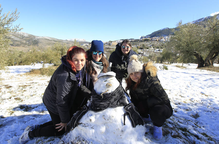 Muchos valencianos han aprovechado el fin de semana para acercarse a disfrutar de la nieve caída en los últimos días. Las zonas más visitadas están siendo los municipios de Agrés, Alcoy o Muro, en la provincia de Alicante, así como Morella y la comarca de Els Ports. Las temperaturas y el volumen de precipitaciones limita el disfrute a modestas batallas de bolas de nieve y la construcción de algunos muñecos, en los que más de uno ha aprovechado sus propias bufandas y gorros para decorarlos, debido a la clima primaveral que reinó durante la mañana del sábado.