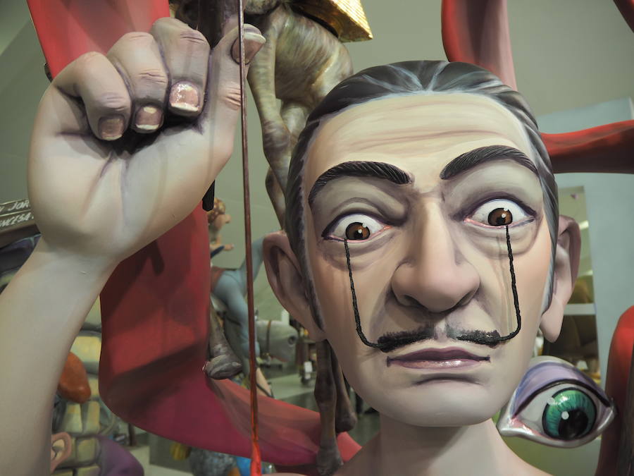 La Falla Telefónica homenajea a Salvador Dalí. El ninot lleva la firma del artista de Javier Álvarez-Sala Salinas y cuenta con el diseño de Ceballos y Sanabria y la escultura de Dora Piles Rovira. Se encuentra en la sección Primera A y destaca esa mirada real de Dalí dentro de una escena típica del artista. No le falta detalle incluso con el conocido reloj de Dalí.