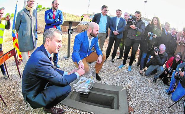 El presidente de la Diputación de Alicante, César Sánchez, pone la primera piedra de la piscina de Teulada. 