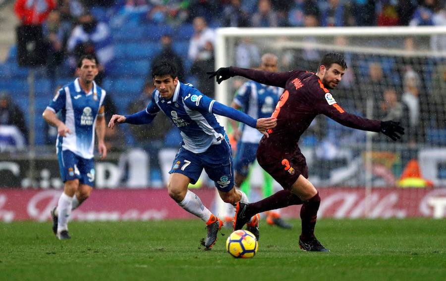 Espanyol y Barcelona empataron en un derbi de alta tensión (1-1). El cuadro blanquiazul se adelantó por medio de Gerard Moreno pero Gerard Piqué puso el empate de cabeza.