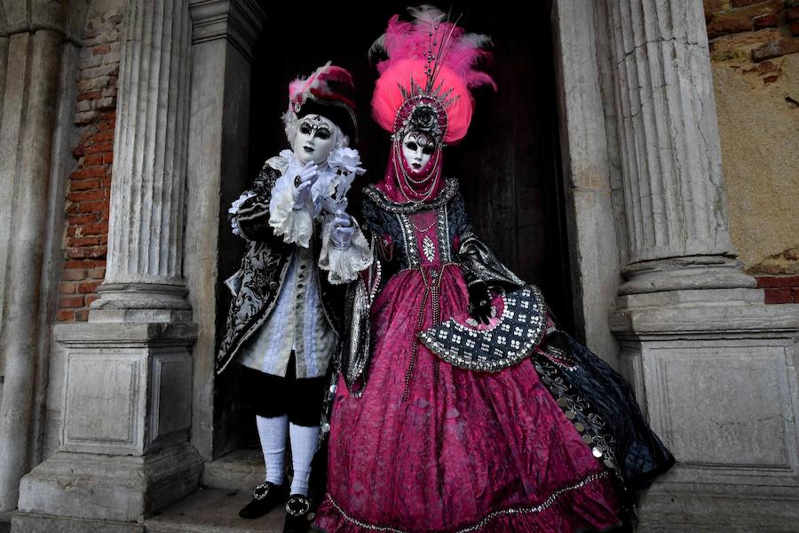 Venecia ha inaugurado con el tradicional "vuelo del ángel" su célebre carnaval, uno de los más famosos del mundo y que en esta edición, inspirada en el colorido mundo del circo, contará con limitaciones de aforo. Entre aplausos y confeti, dio comienzo el carnaval del 2018, titulado 'Creatum-Civitas Ludens', y que se celebrará hasta el próximo 14 de febrero con un programa cargado de actividades lúdicas y culturales.